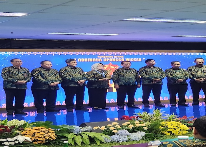Penyerahan Piala Bergilir Abhinaya Upangga Wisesa Tahun 2025 kepada PT Riau. Foto : Dokumentasi PT Riau.