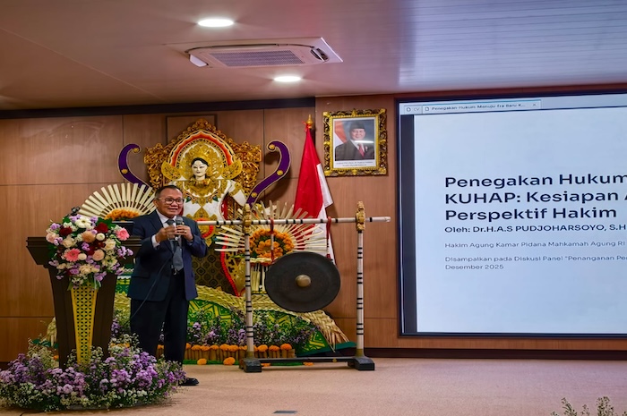 Hakim Agung A.S Pudjoharsoyo menjadi narasumber dalam Diskusi Panel di Kejaksaan Tinggi Bali. Foto : dokumentasi Humas MA