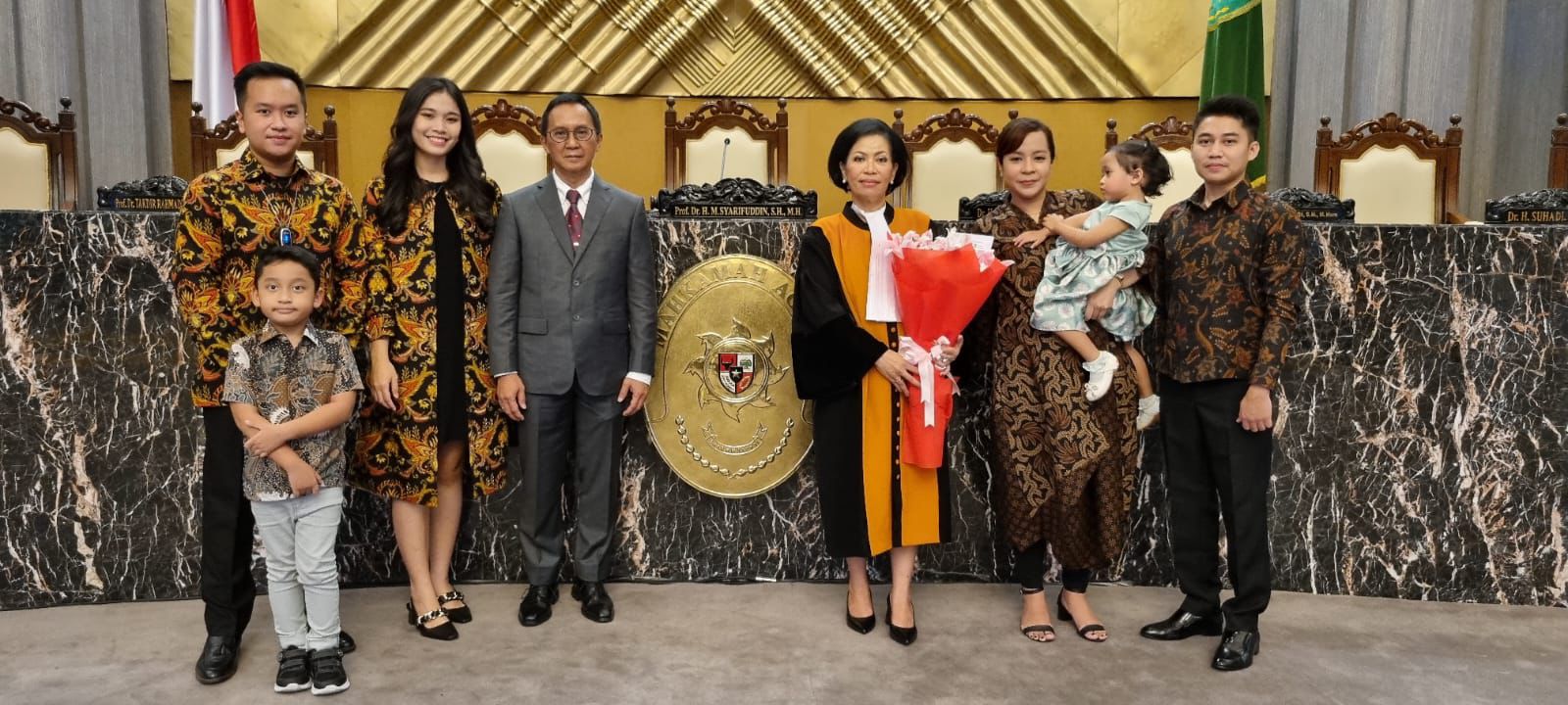 Nani Indrawati bersama keluarga setelah prosesi pelantikan dirinya menjadi Hakim Agung | Dok. Istimewa