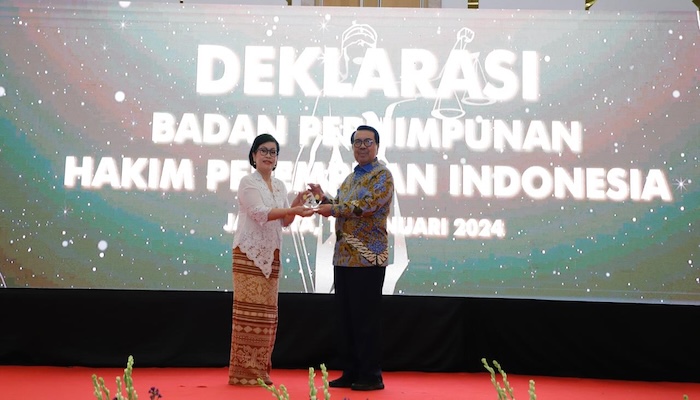 Nani Indrawati bersama Prof. Dr. M. Syarifuddin, S.H., M.H., Ketua Mahkamah Agung ke-14, saat deklarasi BPHPI. Foto : Dokumentasi Humas MA