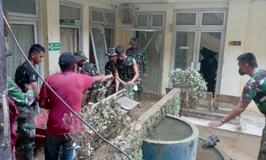 Pemulihan Pasca Bencana, TNI Kerahkan Personil Bersihkan PN Kuala Simpang