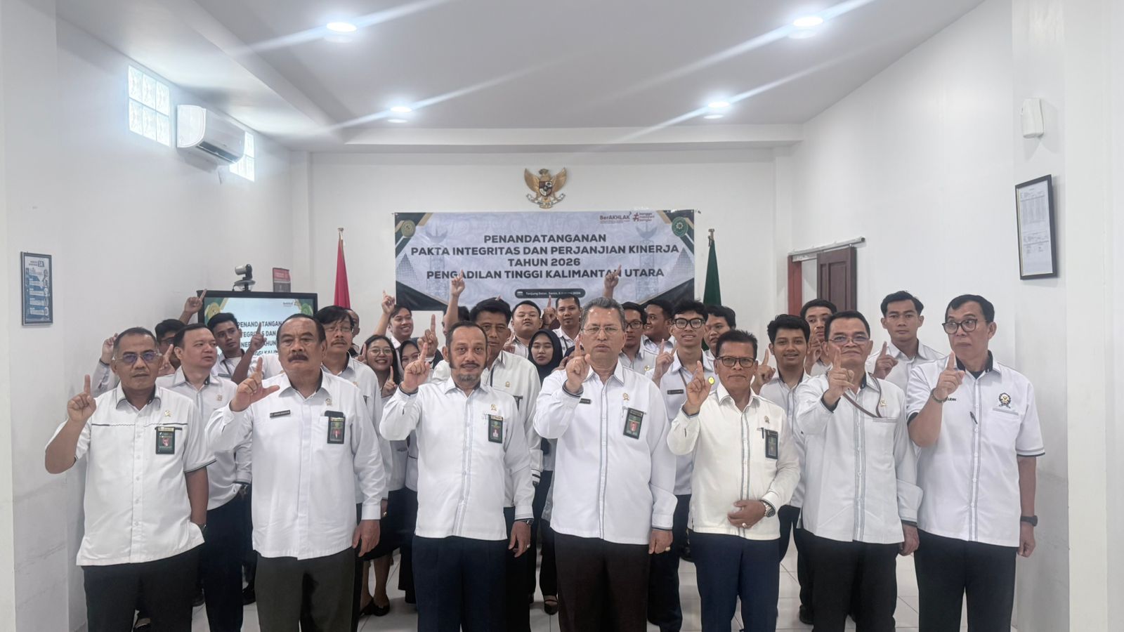 Foto Bersama di Pengadilan Tinggi Kalimantan Utara Setelah Penandatanganan Pakta Integritas | Dok. PT Kaltara