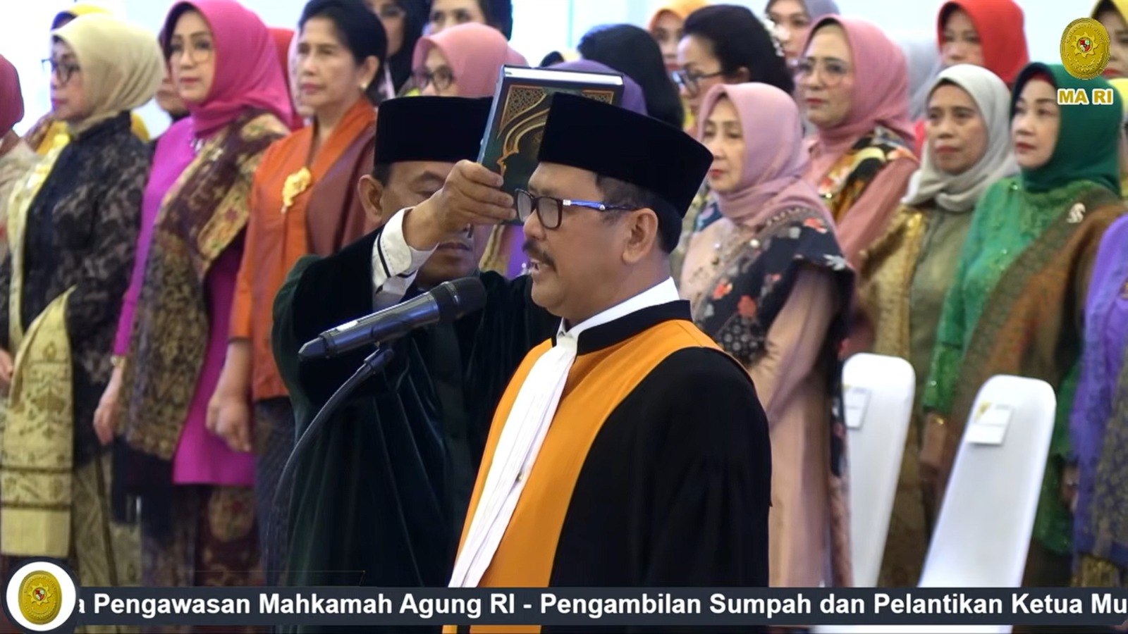 Prof. Yanto saat mengucapkan sumpah jabatan | Tangkapan layar Youtube Mahkamah Agung