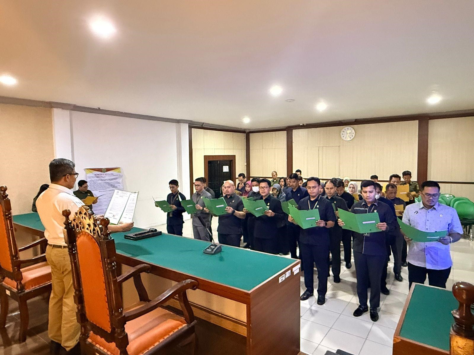 (Foto: Penandatanganan Pakta Integritas dan Penguatan Pakta Integritas sebagai Komitmen Bersama Pembangunan Zona Integritas menuju WBBM di PN Siak Sri Indarpura | Dok. PN Siak Sri Indarpura)