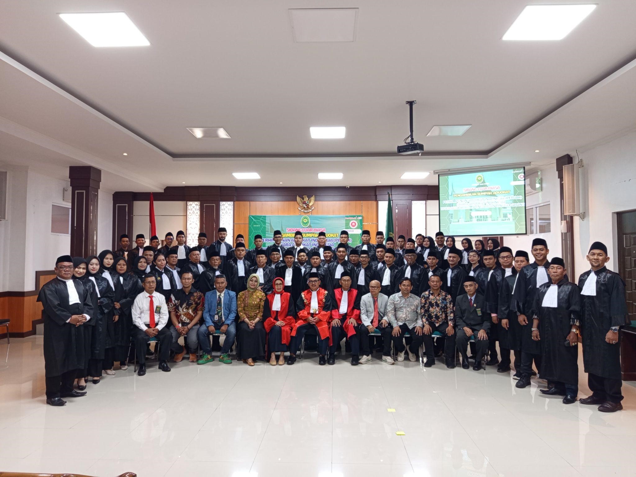 Ketua PT Padang Ambil Sumpah 59 Advokat Baru