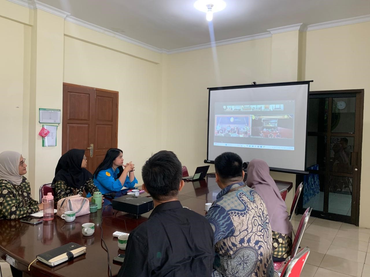 (Foto: Suasana IKAHI PC Tubei Mengikuti Kegiatan Sosialisasi Penguatan Literasi Perencanaan dan Pengelolaan Keuangan sesuai Kode Etik dan Pedoman Perilaku Hakim secara Virtual | Dok. PN Tubei)