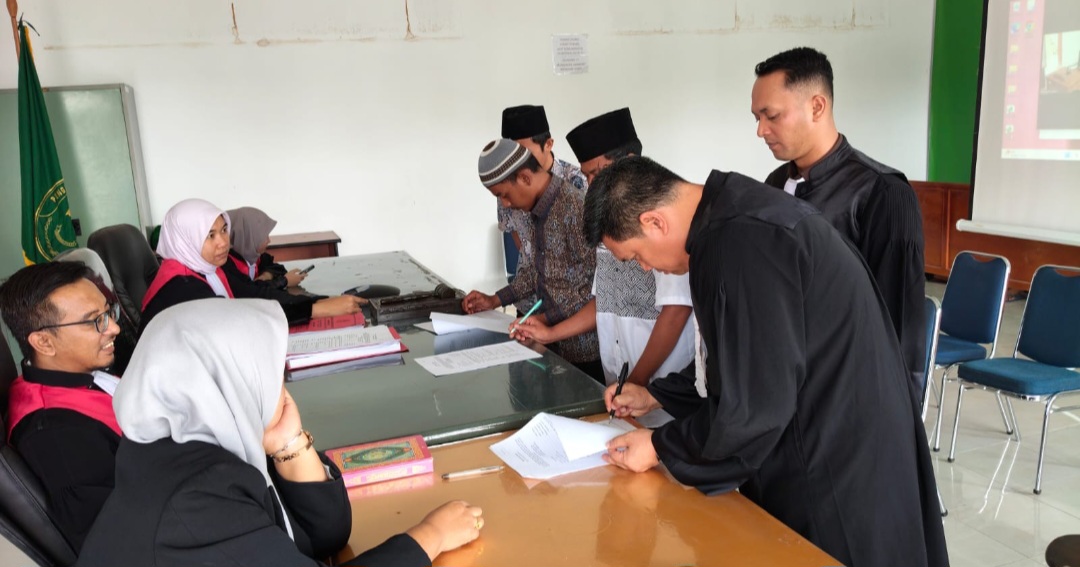 Terdakwa bersama Penuntut Umum Menandatangani Berita Acara Pengakuan Bersalah di PN Koto Baru | Dok. PN Koto Baru