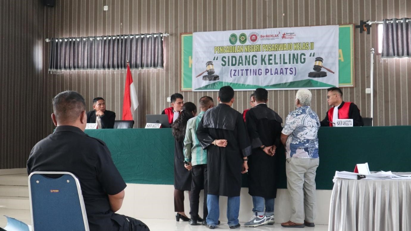 (Foto: Kegiatan Zitting Plaats di PN Pasarwajo | Dok. PN Pasarwajo)