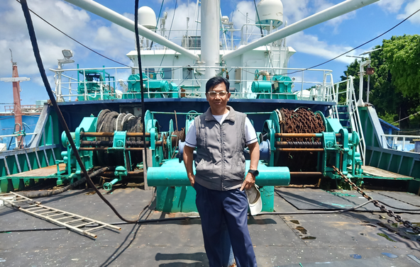 (Foto: Penulis di atas Geladak Kapal Ikan Asing MV.Run Zeng 03 GT 870 Asal China yang Telah Diputus Dirampas untuk Negara atau Inkrah | Dok. Saptoyo).