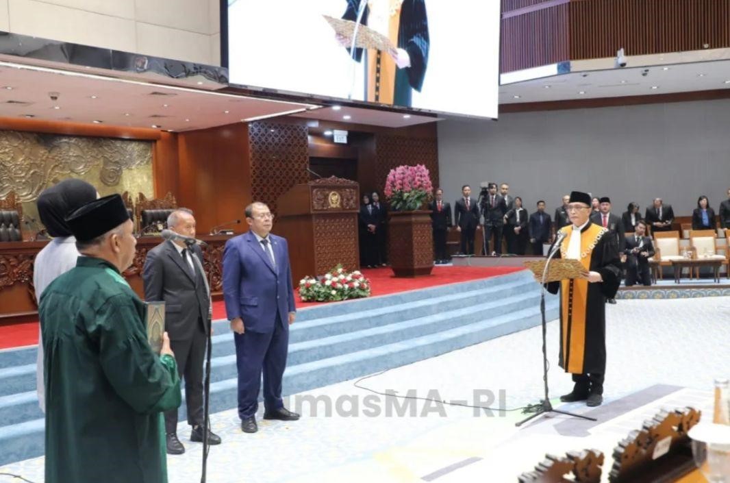 (Foto: Ketua MA Pandu Pengucapan Sumpah Sari Yuliati Sebagai Wakil Ketua DPR RI | Dok. Humas MA)