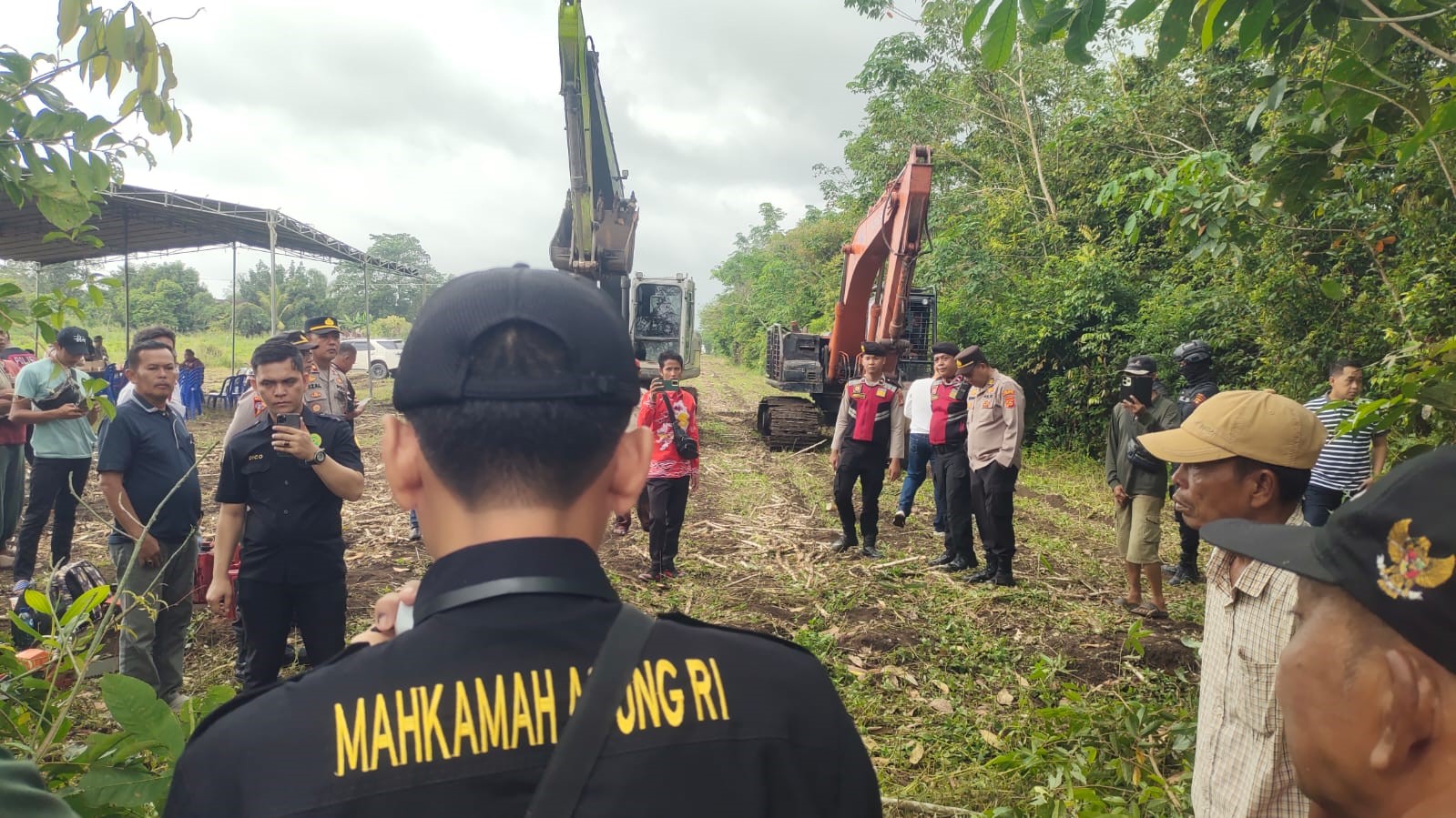 (Foto: PN Kayu Agung Laksanakan Ekseskusi Rill terhadap Objek Sengketa Tanah Lahan Perkebunan Seluas 16 Ha | Dok. PN Kayu Agung)