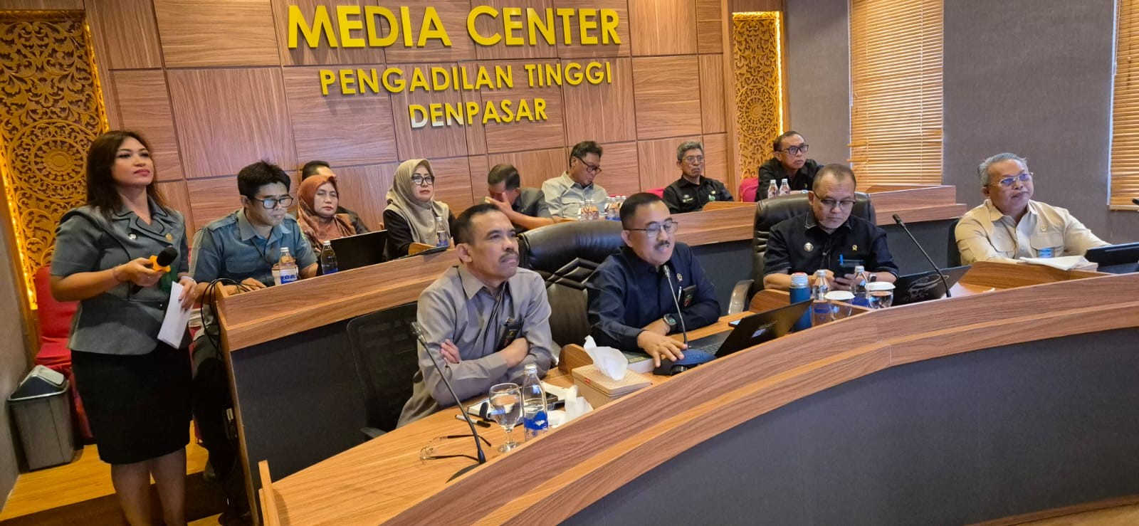 (Foto: Komunikasi dan Koordinasi Pagi Bersama Aparatur Pengadilan Negeri secara Hybrid di PT Denpasar | Dok. PT Denpasar)