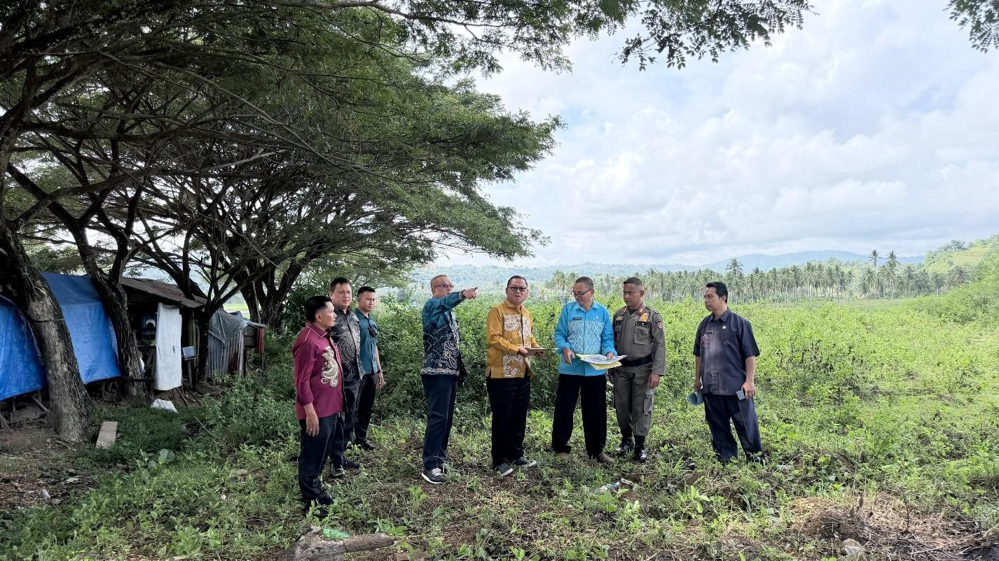 (Foto: KPT Gorontalo Dr.Yapi didampingi Bupati Gorontalo Utara Tinjau Lokasi Pembangunan Gedung Kantor PN Gorontalo Utara | Dok. PT Gorontalo)