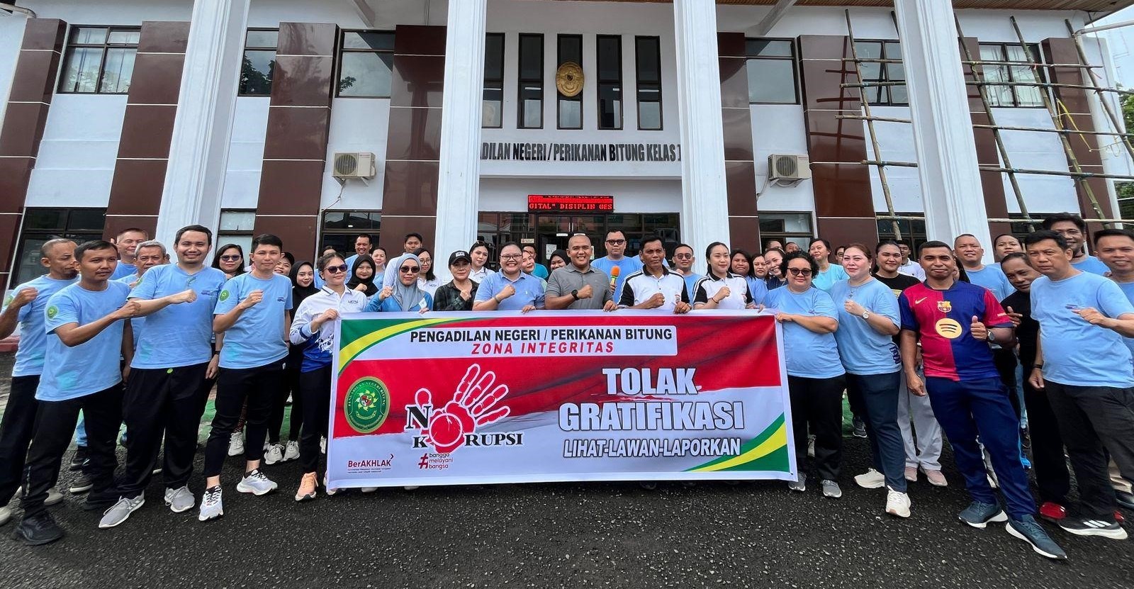 Jajaran Pengadilan Negeri bersama aparat penegak hukum menggelar public campaign Tolak Gratifikasi di halaman PN Bitung. (Foto: Dok. PN Bitung).