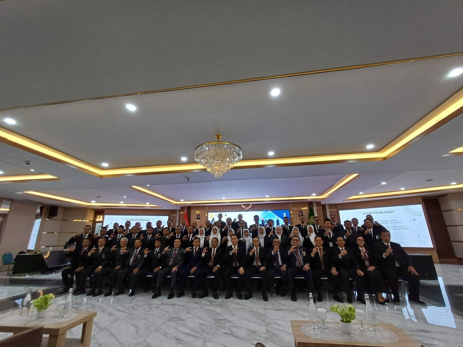 (Foto: Foto Bersama Kepala Badan Strategi Kebijakan dan Pendidikan dan Pelatihan Hukum dan Peradilan Hukum dan Peradilan Mahkamah Agung RI dengan Pengajar serta Peserta Diklat | Dok. Diklat BSDK MA)