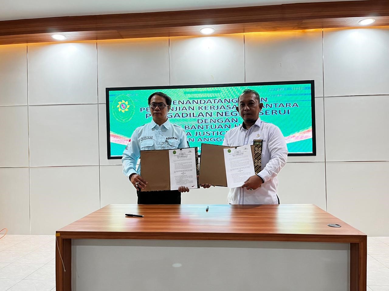 (Foto: Penandatanganan MoU antara PN Serui dan RRI Stasiun Serui | Dok. PN Serui)