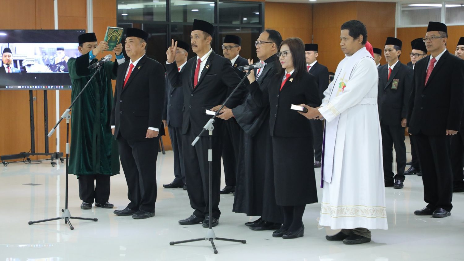 Selamat! 11 Hakim Tinggi Pemilah Perkara dan 25 PP MA Resmi Dilantik Ketua MA