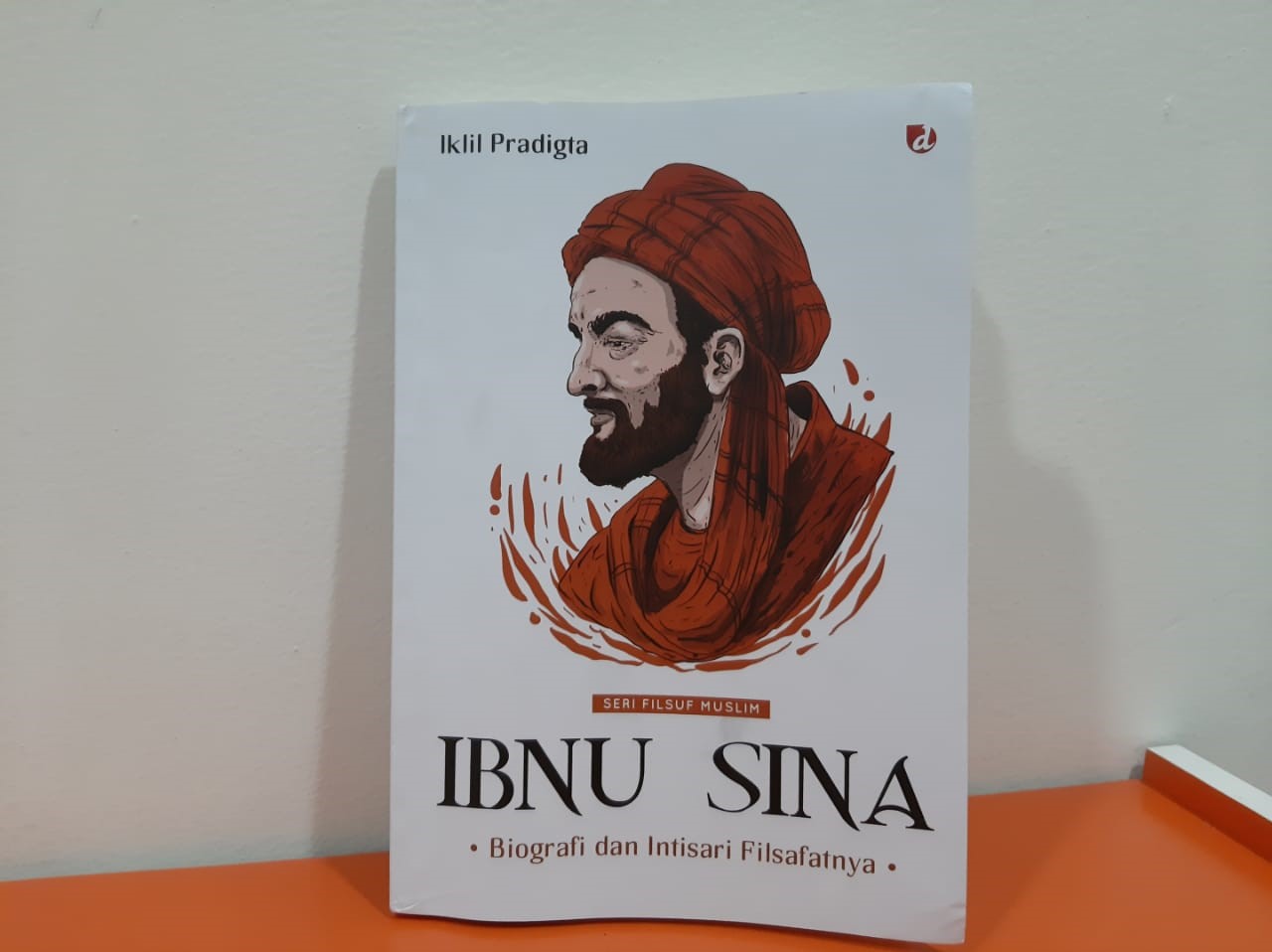 (Foto: Buka Ibnu Sina: Biografi dan Intisari Filsafatnya | Dok. Ahmad Rafuan)