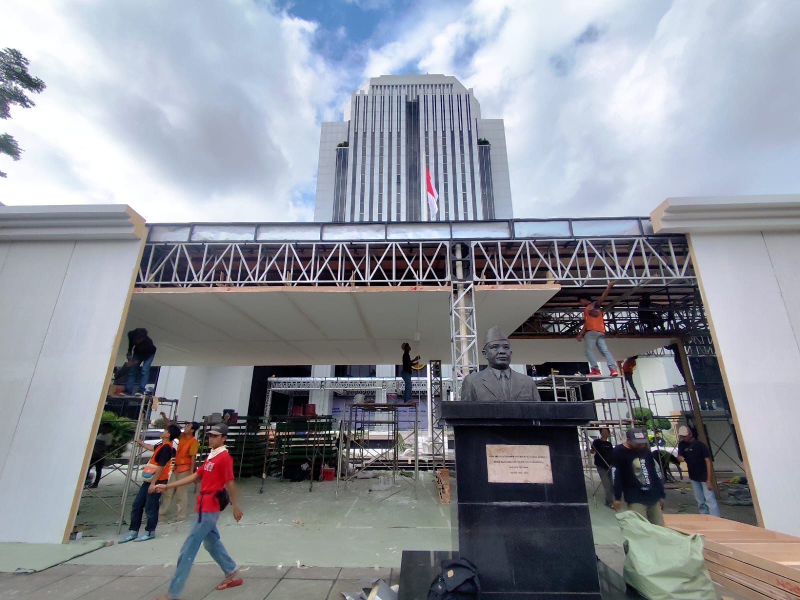 Pemasangan tenda di kantor Mahkamah Agung | Dok foto: Okiawan Waseso