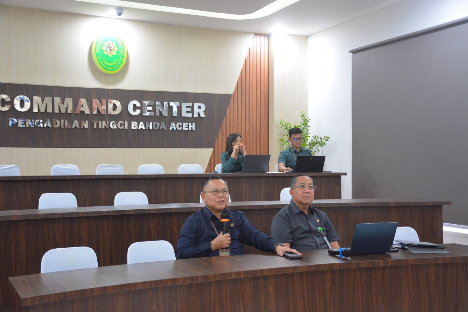 Terlihat Ketua Pengadilan Tinggi Banda Aceh, Nursyam, S.H., M.H., bersama dengan Wakil Ketua Pengadilan Tinggi Banda Aceh, A. Bondan, S.H., M.H., memberikan pembinaan dan pengawasan melekat secara daring | Dok. PT Banda Aceh