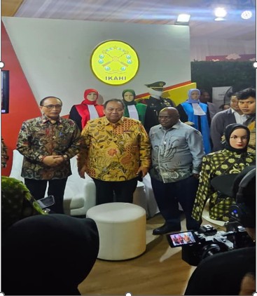 Foto Ketua MA RI, didampingi Wkma Yudisial dan Menteri HAM kunjungi Booth IKAHI. Dokumentasi Penulis
