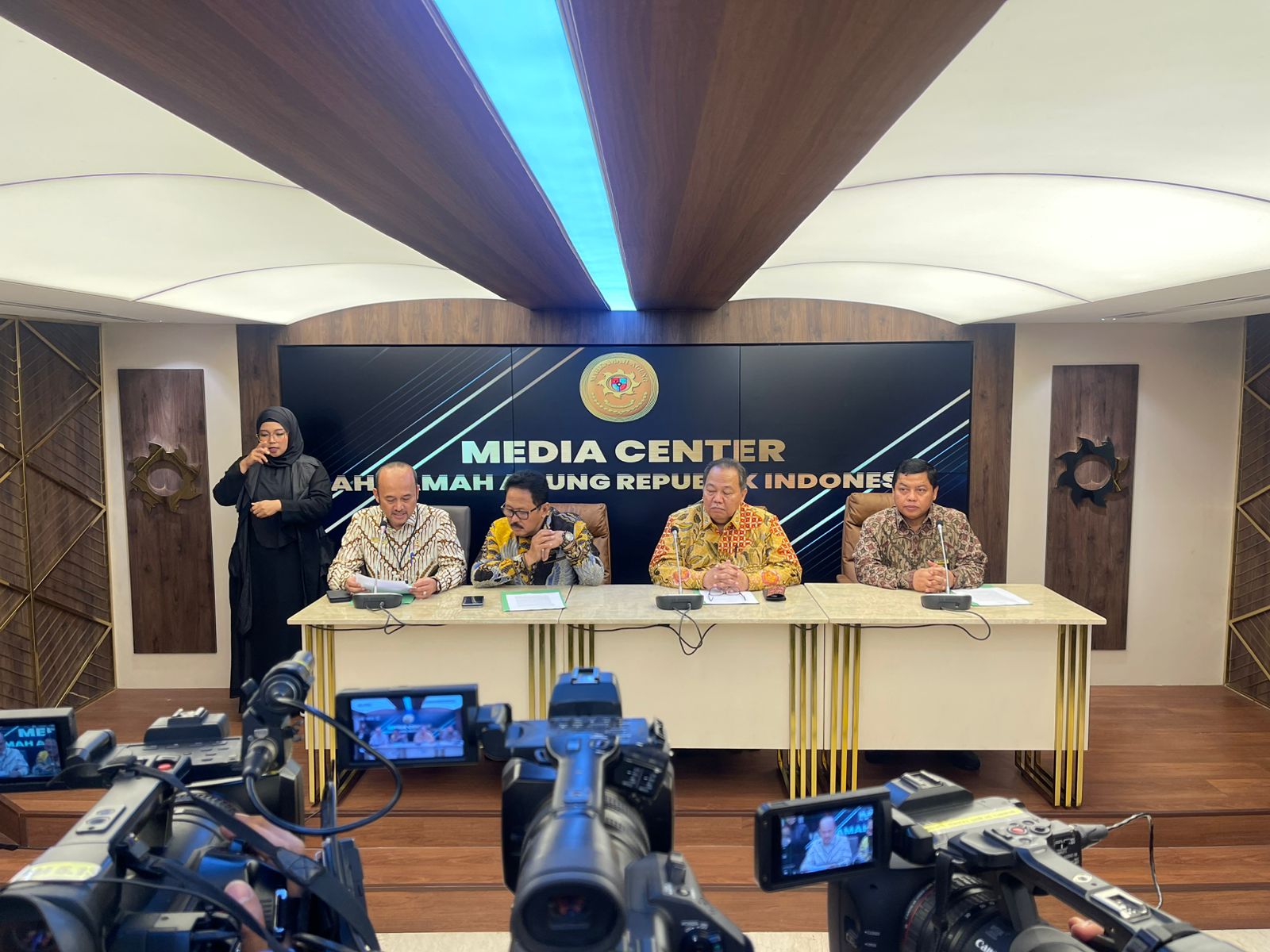 Foto Konferensi Pers MA Terkait OTT Aparatur PN Depok. Dokumentasi Humas MA