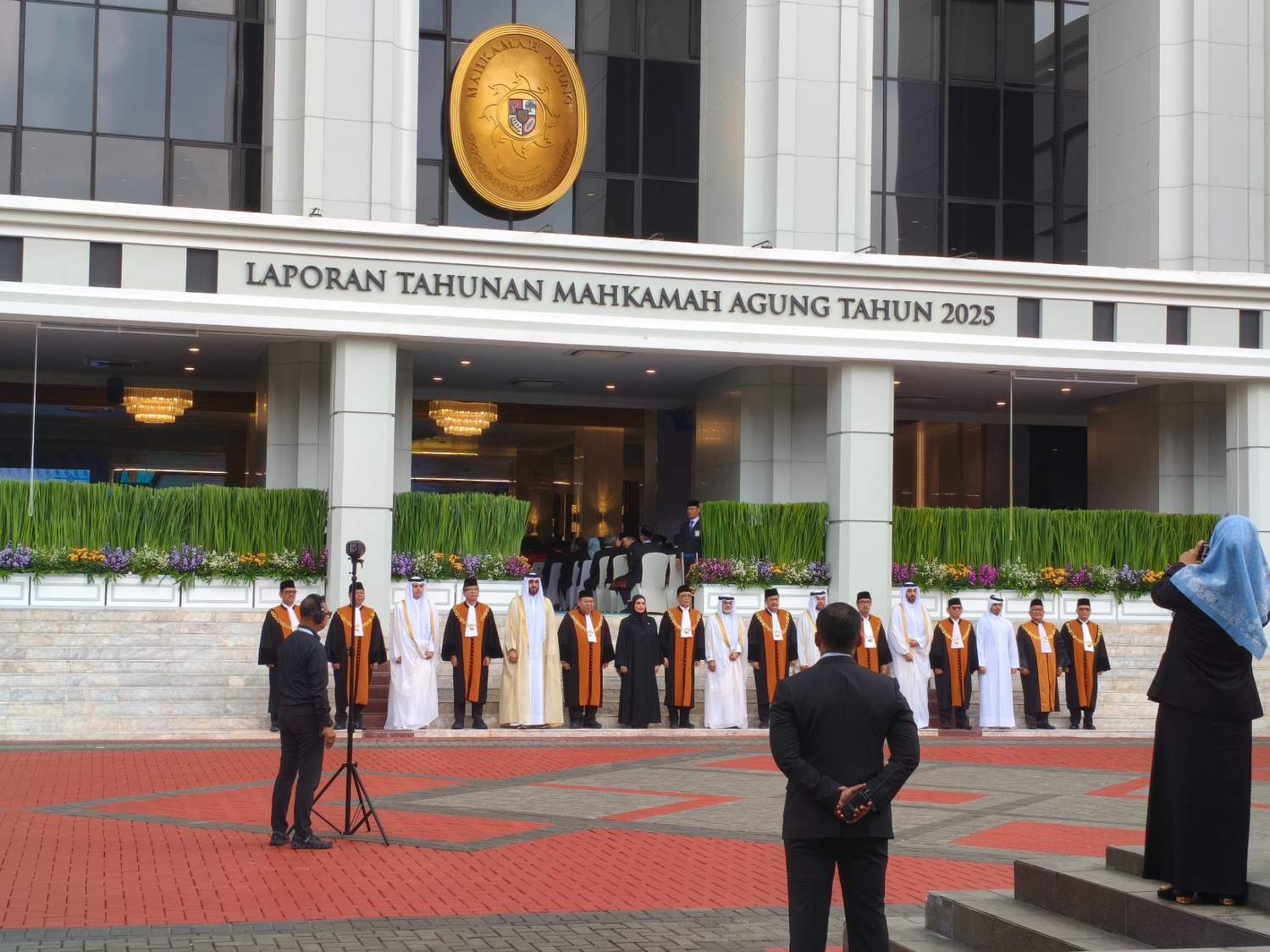 Foto Bersama Tamu Negara yang disambut langsung Ketua berserta pimpinan Mahkamah Agung dalam rangka Laporan Tahunan MA 2025 | Dok. Antonius Adhi Irianto