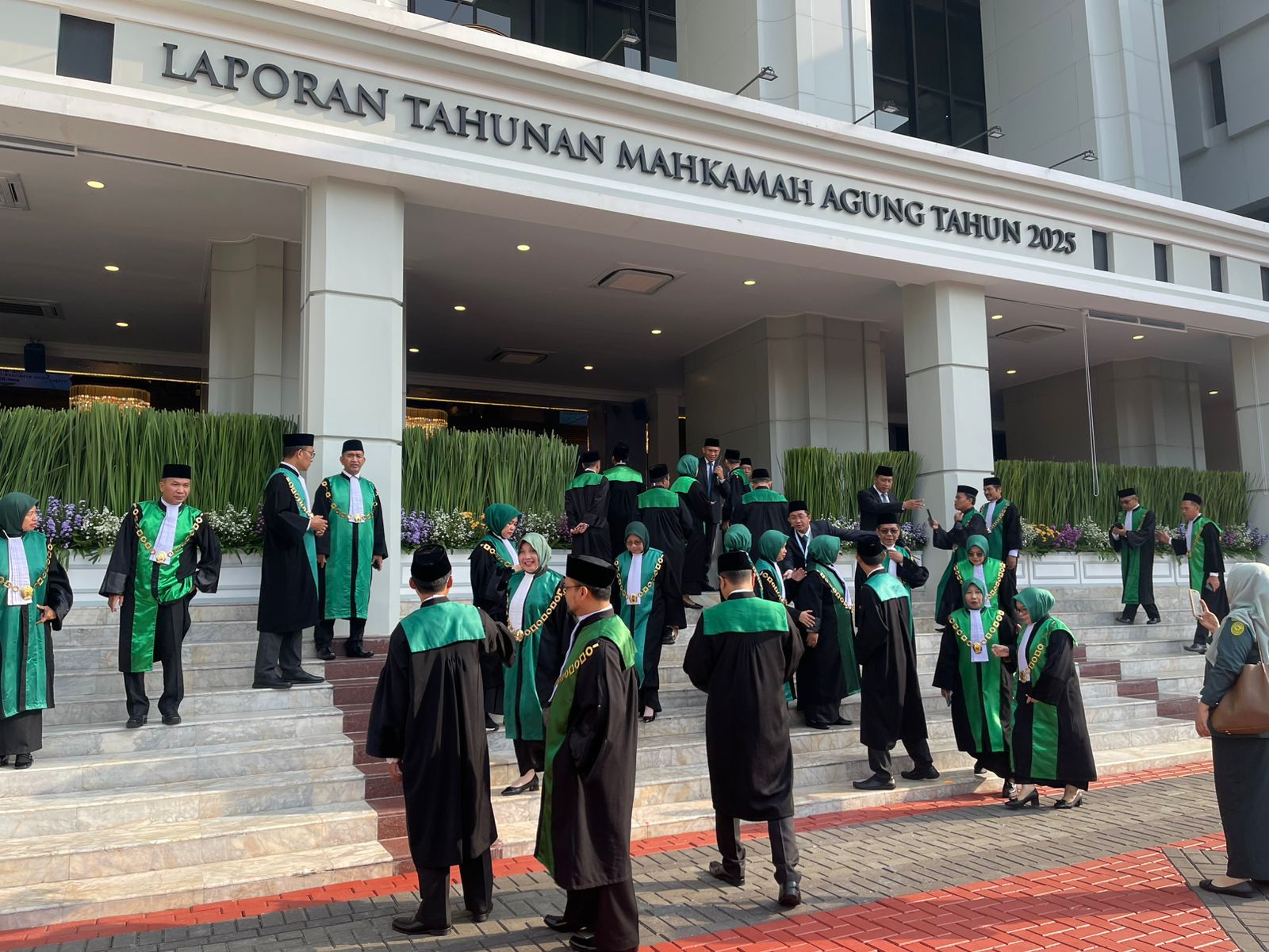 Para Hakim terlihat memenuhi halaman Utama Gedung Mahkamah Agung | Dok. Penulis