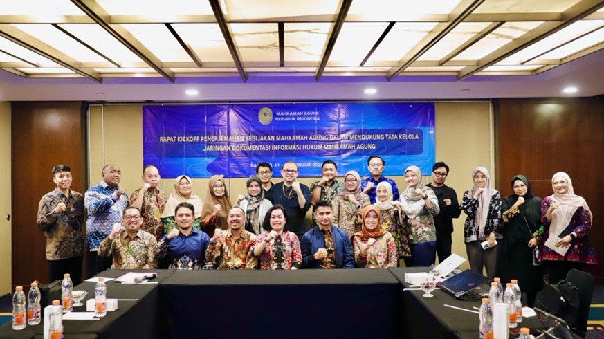 Foto Bersama dalam rangka kegiatan Rapat Kickoff Penerjemah Kebijakan MA dalam mendukung Tata Kelola Jaringan Dokumentasi Informasi Hukum | Dok. Humas MA