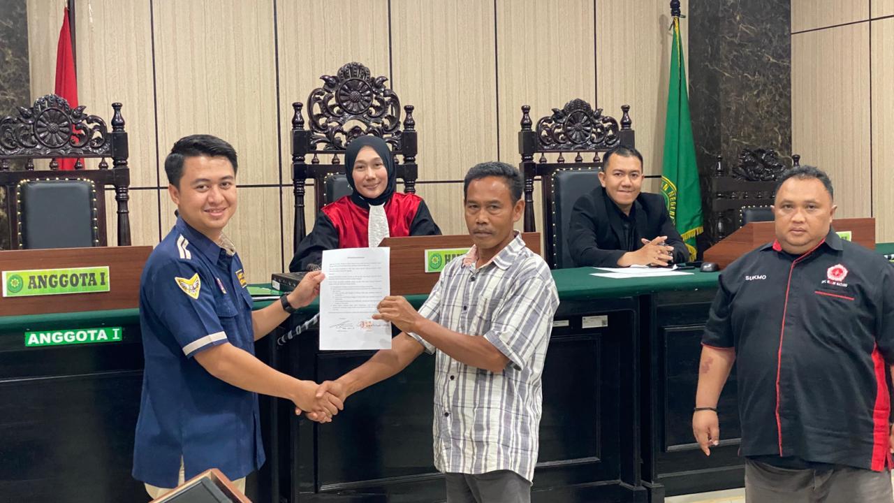 Penulis mendamaikan pihak bersengketa dalam Gugatan Sederhana. Dokumentasi Penulis