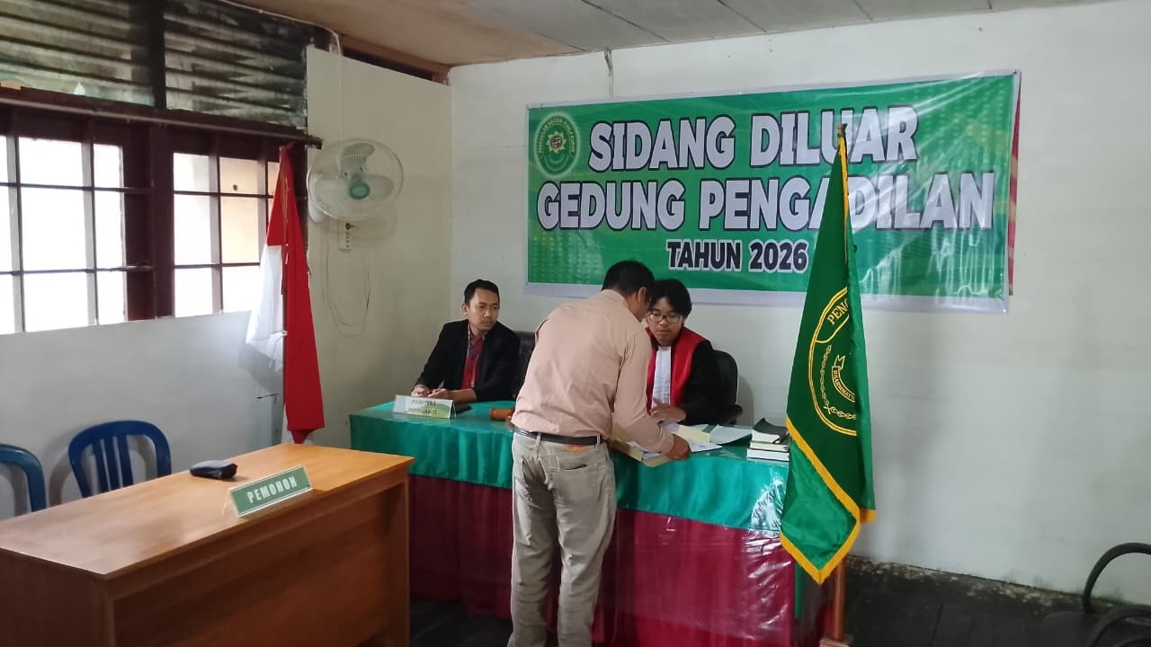 (Foto: Sidang di Luar Gedung PN Kuala Kurun | Dok. Humas PN Kuala Kurun)