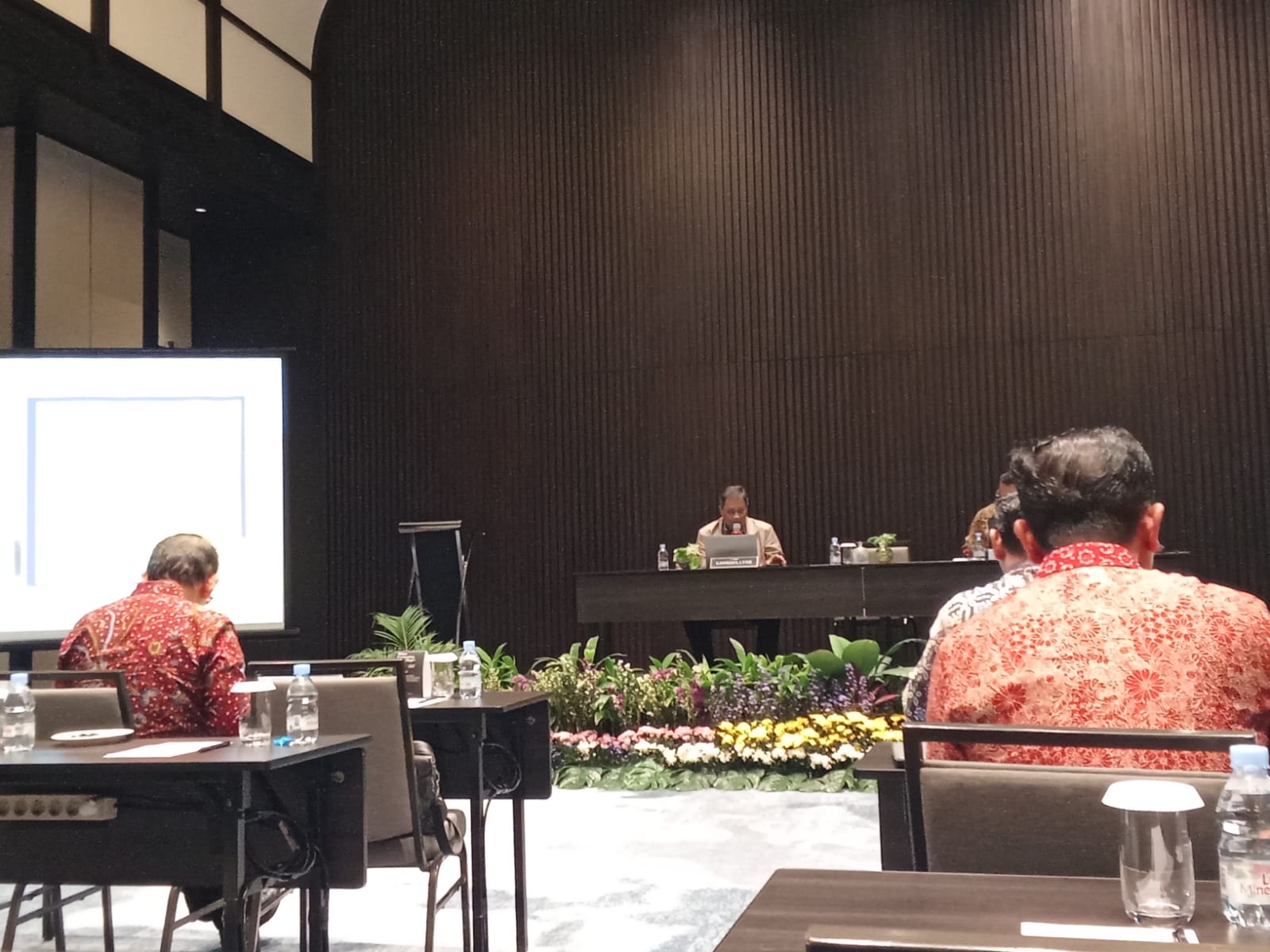 Salah satu koordinator peneliti memaparkan rencana penelitian rekomendasi kebijakan MA RI 2026. Dokumentasi Penulis