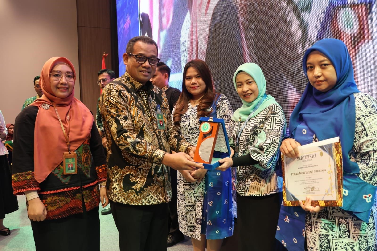 (Foto: Tim Keuangan dan Pelaporan PT Surabaya Raih Sejumlah Penghargaan Tingkat Nasional atas Kinerja Pelaporan Keuangan dan Pengelolaan Barang Milik Negara (BMN) Tahun Anggaran 2025 | Dok. PT Surabaya)