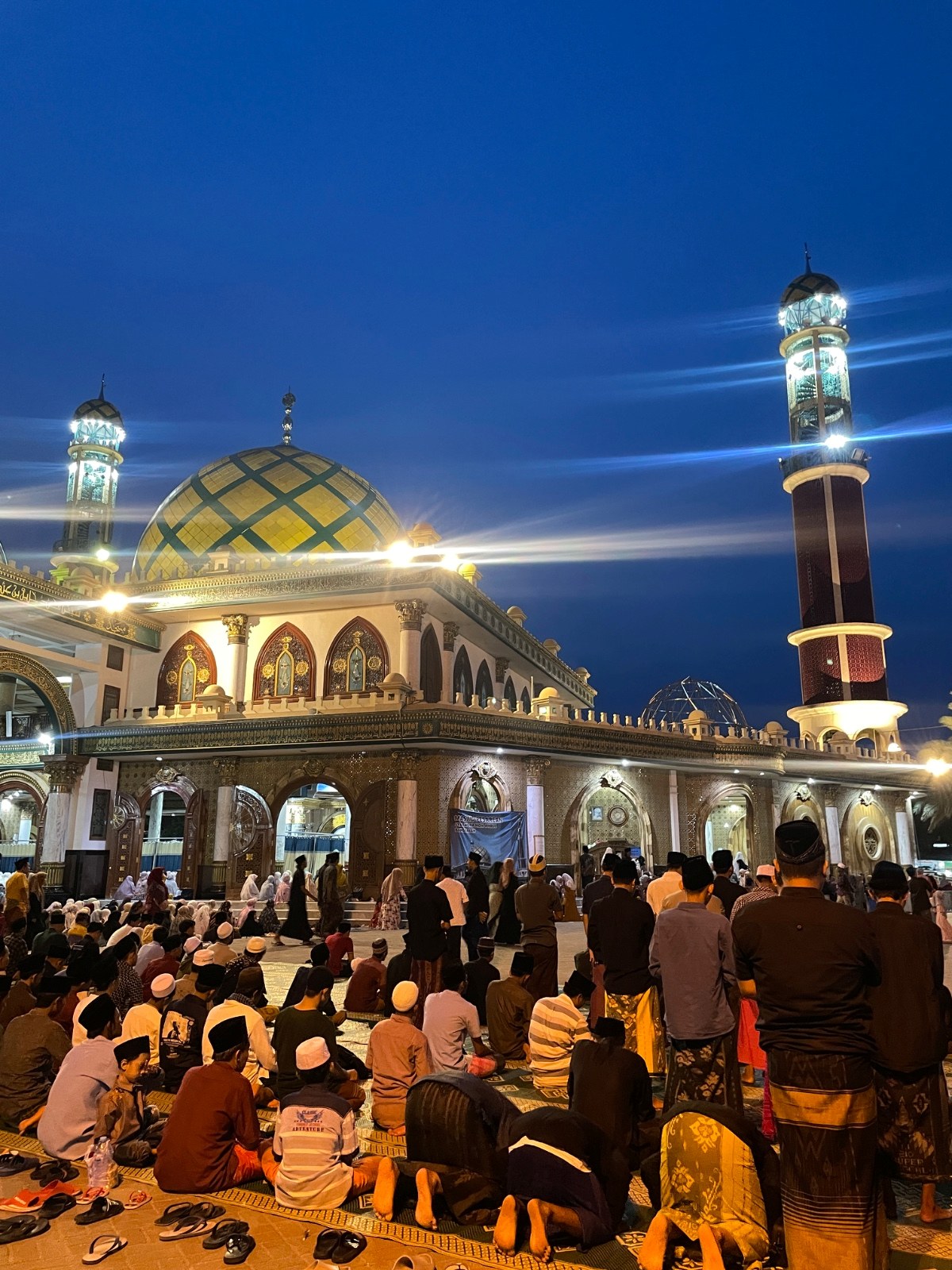 Foto ramainya peziarah di Masjid dan Makam Syaikhona Kholil Bangkalan. Dokumentasi Penulis