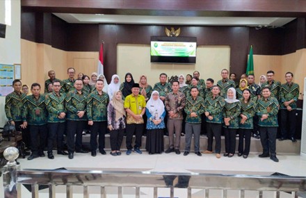 Foto Bersama Setelah Penandatanganan Perjanjian Kerja Sama antara PN Sampang dengan Sekolah Luar Biasa Negeri (SLBN) Sampang. Dokumentasi Penulis