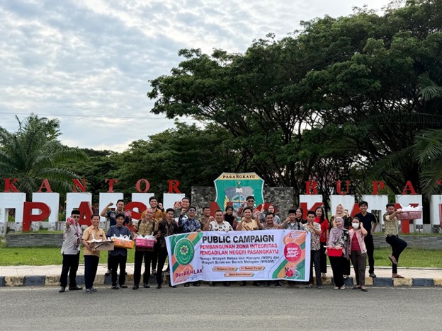 Foto kampanye anti suap PN Pasangkayu dengan mengambil spirit Ramadhan. Dokumentasi Penulis