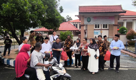 (Foto: Berbagi Takjil kepada Masyarakat Kota Tual | Dok. PN Tual)