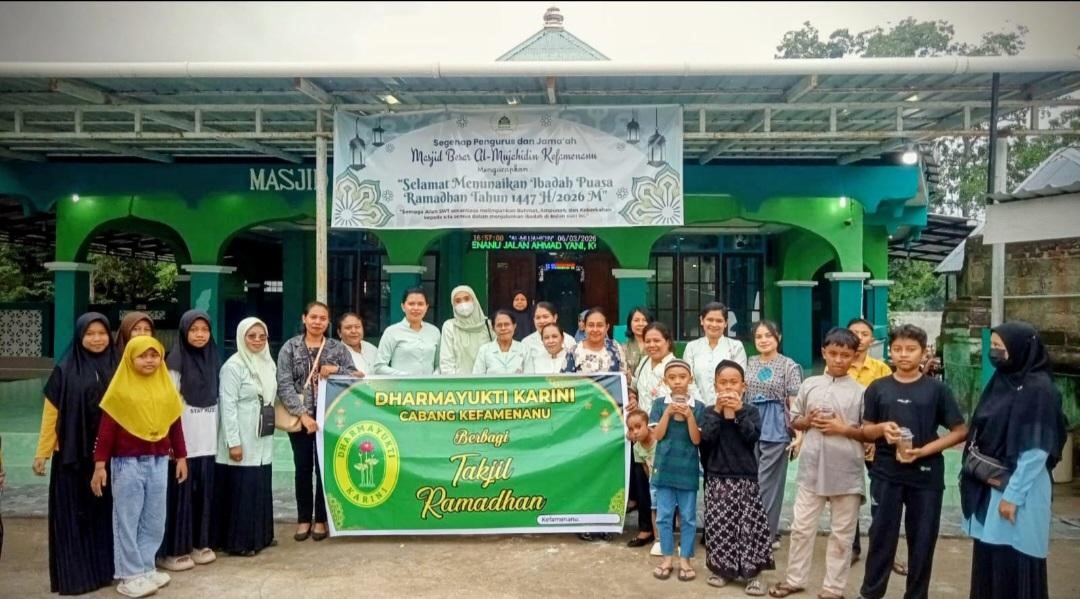 (Foto: Pengurus dan Anggota Dharmayukti Karini Cabang Kefamenanu melaksanakan kegiatan sosial berbagi takjil kepada masyarakat | Dok. PN Kefamenanu)