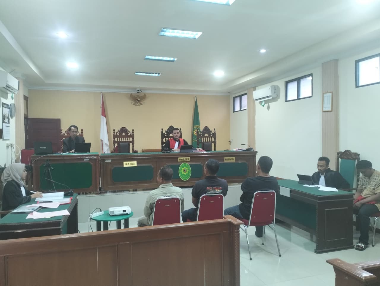 (Foto: Persidangan Acara Singkat dengan Hakim Tunggal di PN Mempawah | Dok. Rezki Fauzi)