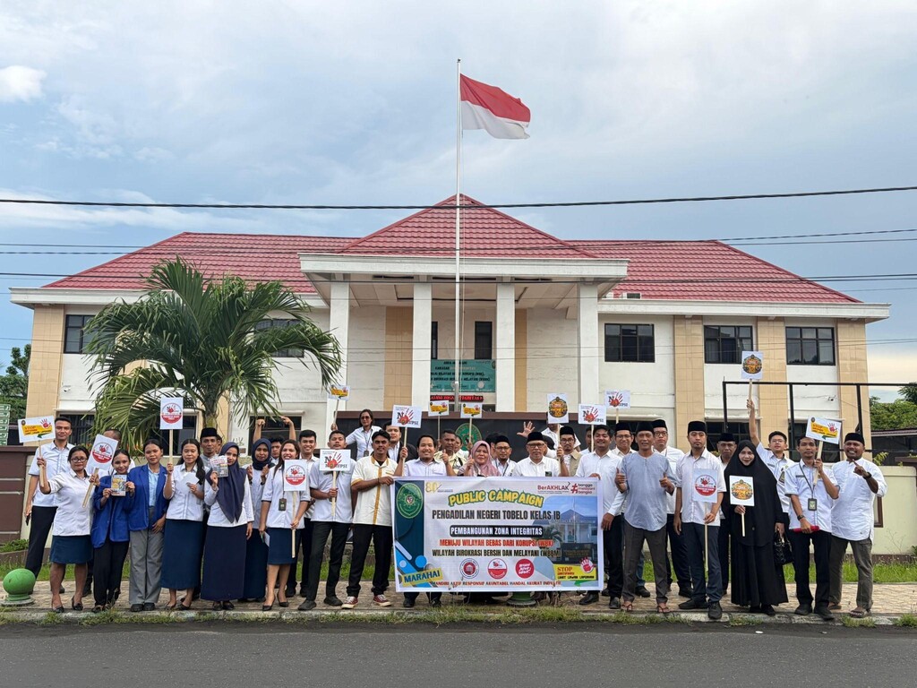 Public Campaign di Bulan Ramadan, PN Tobelo Turun Ke Jalan Bagikan Takjil