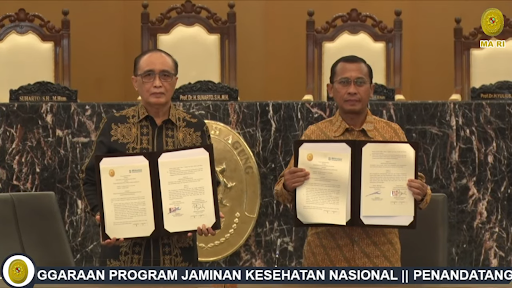 Ketua Mahkamah Agung RI Prof. Dr. Sunarto dan Direktur Utama BPJS Kesehatan Prihati Pujowaskito menandatangani Nota Kesepahaman | Dok. Biro Hukum & Humas MA