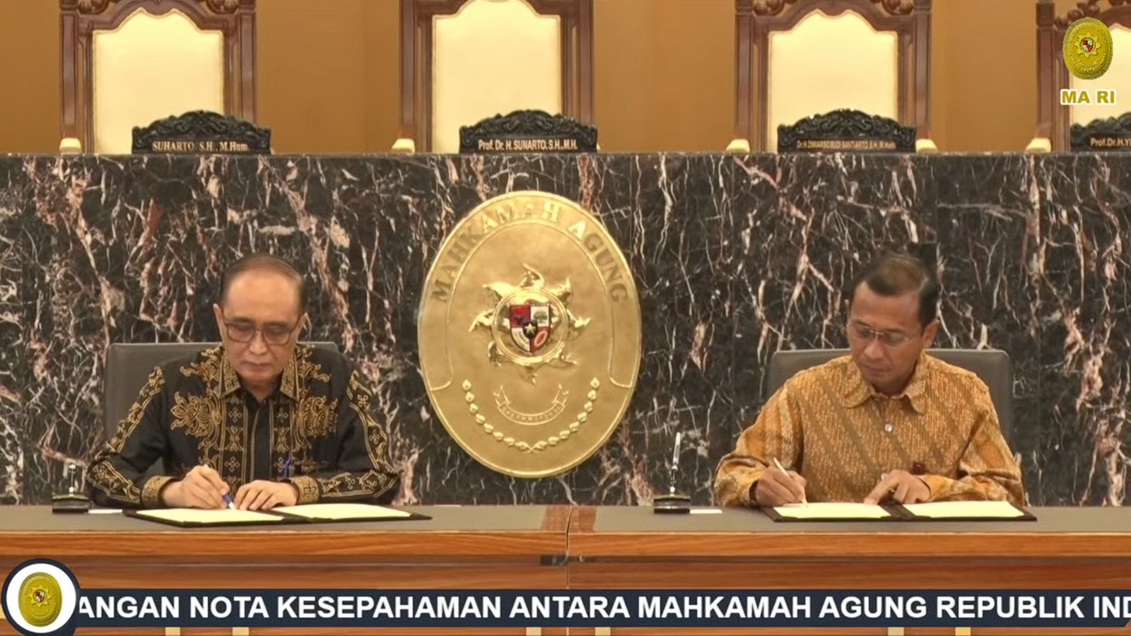 Ketua Mahkamah Agung RI Prof. Dr. Sunarto dan Direktur Utama BPJS Kesehatan, Prihati Pujowaskito menandatangani menandatangani Nota Kesepahaman | Dok. Biro Hukum & Humas MA