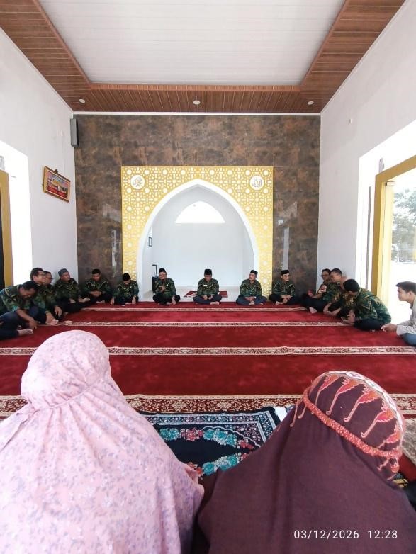 (Foto: Jamaah Masjid Al Mahkamah Mendengarkan Kultum Pemungkas Ramadan 1447H | Dok. Tim TI PA Kota Cimahi)