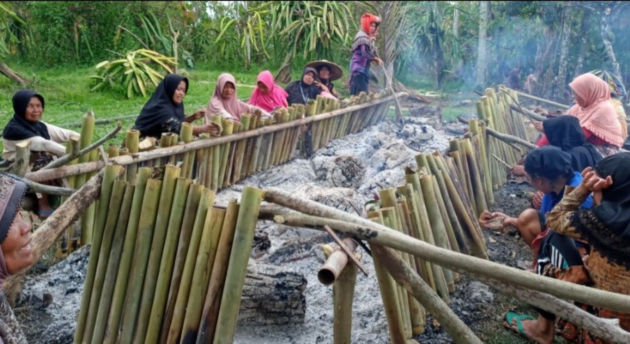 masyarakat yang sedang malamang | Dok: Infosumbar