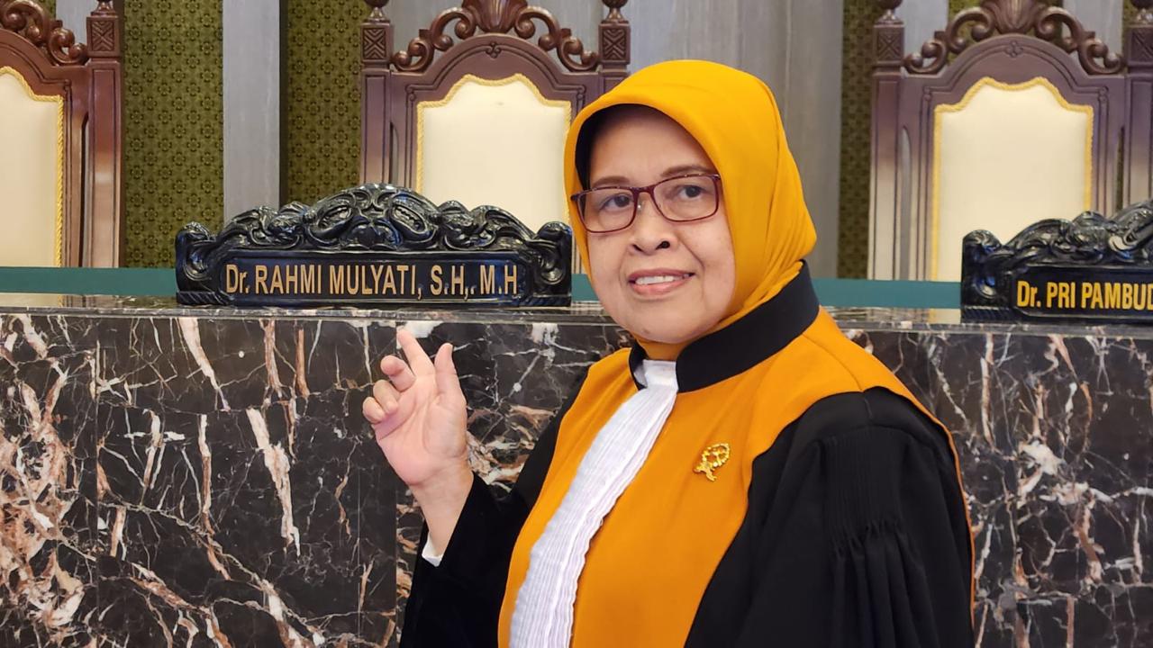 Rahmi: Gadis Minang yang Menjadi Hakim Agung