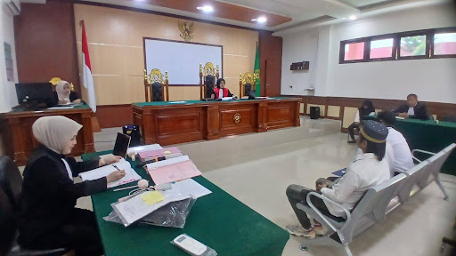 Hakim Yasinta Damayanti, S.H. melakukan pemeriksaan singkat di PN Unaaha | Dok: PN Unaaha