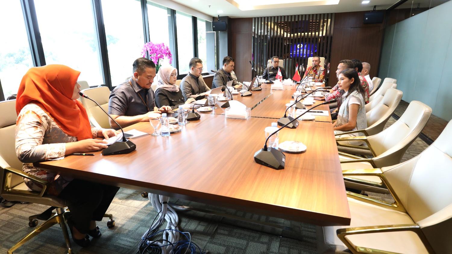 Foto Sekretaris MA RI dan Direktur Jenderal Tribunal de Recurso Timor-Leste memimpin pembahasan pelatihan penguatan Kapasitas Hakim dan Aparatur Peradilan | Dok. Humas MA