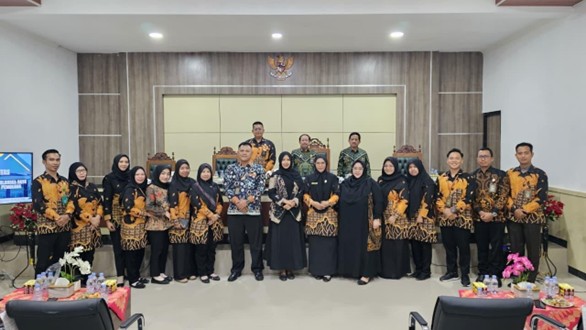 Foto Pasca Pembinaan Ketua PTA Palangka Raya di PA Kuala Pembuang. Dokumentasi Humas PA Kuala Pembuang