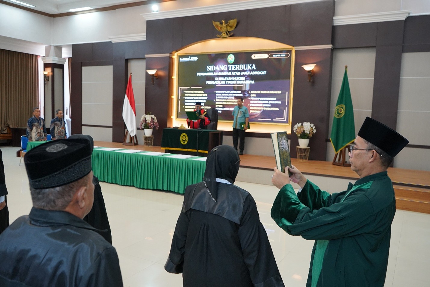 Suasana Pengambilan sumpah 34 advokat dari berbagai organisasi profesi hukum di ruang sidang PT Surabaya | Dok. PT Surabaya