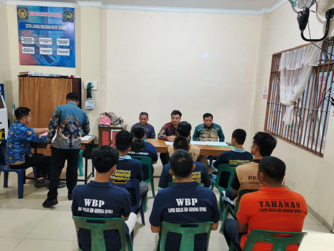 (Foto: Hakim Wasmat dan aparatur pengadilan PN Gunungsitoli menggelar kegiatan Pengawasan dan Pengamatan ke Lapas Gunungsitoli Kelas II B | Dok. PN Gunungsitoli)